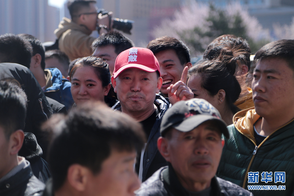 遼寧：CBA總決賽門票開售球迷排百米長隊購票