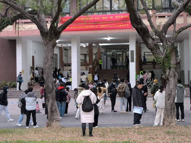 世俱杯2025決賽 2025年研考結(jié)束女生校門口收鮮花，上海地鐵11號線遭吊車侵入